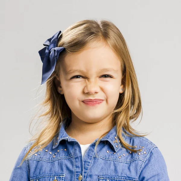 Niña con una expresión sonriente — Foto de Stock