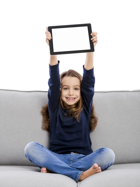 Petite fille utilisant une tablette — Photo