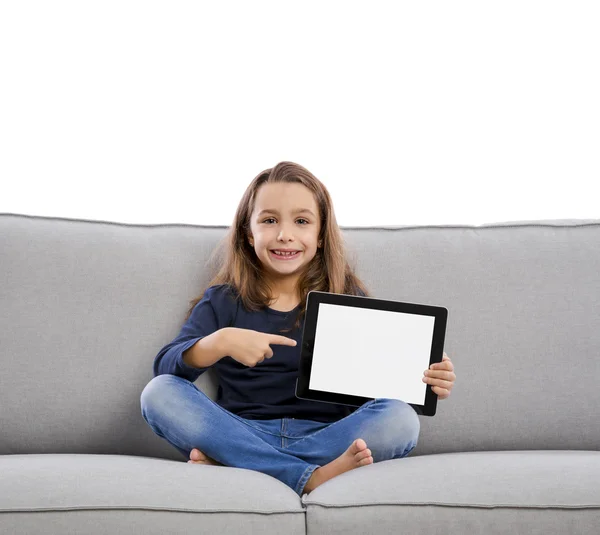 Маленькая девочка с планшетом — стоковое фото