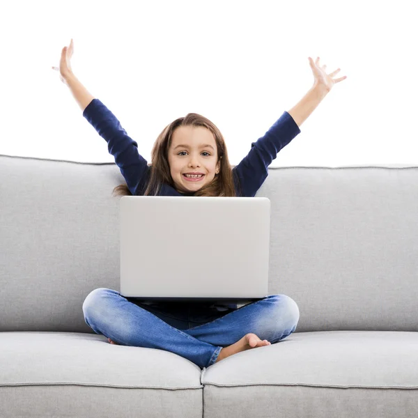 Bambina che lavora con un computer portatile — Foto Stock