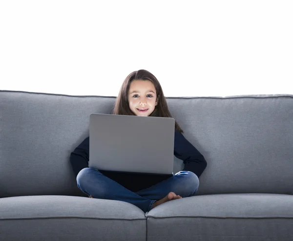 Niña trabajando con un portátil — Foto de Stock