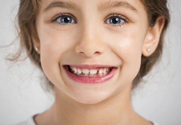 Mooi en gelukkig meisje glimlachend — Stockfoto