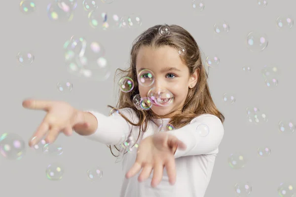 Meisje spelen met zeepbellen — Stockfoto