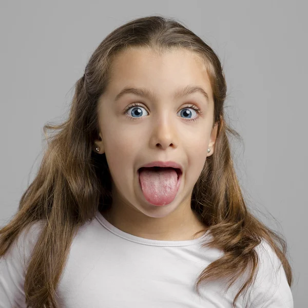 Menina com a língua para fora — Fotografia de Stock