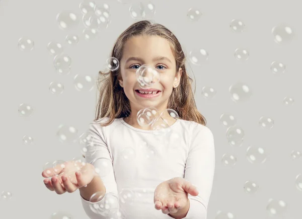 Chica jugando con burbujas de jabón —  Fotos de Stock