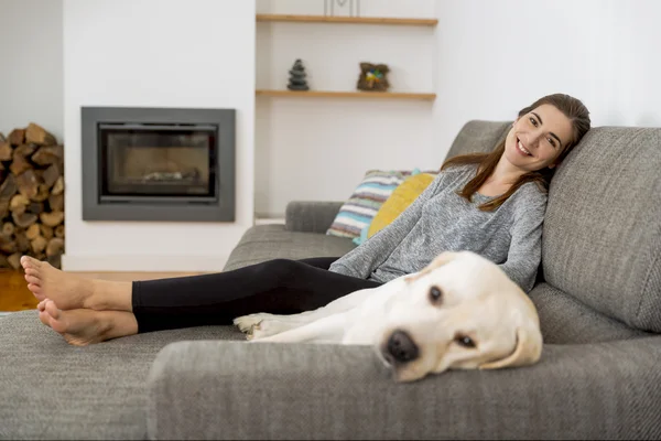 Frau mit ihrem besten Freund zu Hause — Stockfoto