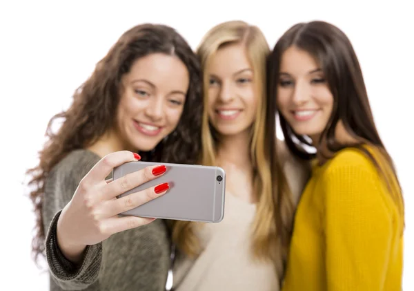 Ragazze che scattano selfie su smartphone — Foto Stock