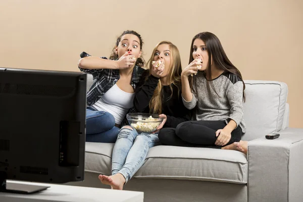 Assustado adolescente assistindo filmes — Fotografia de Stock