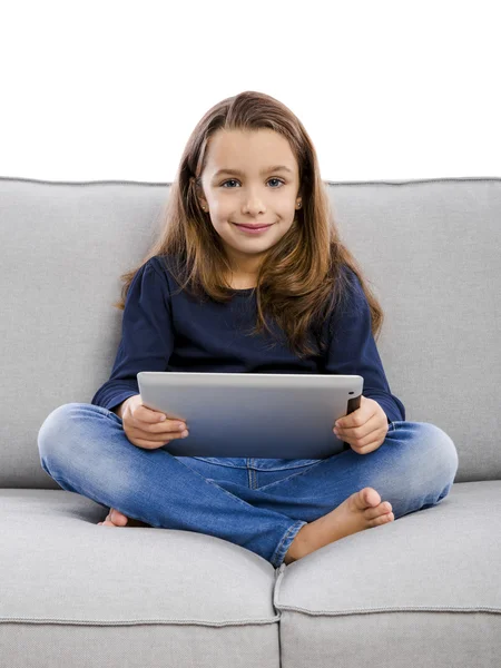 Ragazzina utilizzando un tablet — Foto Stock