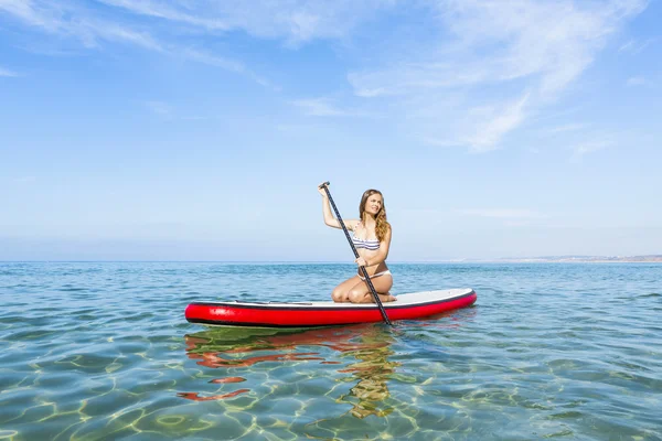 Mujer practicando paddle —  Fotos de Stock