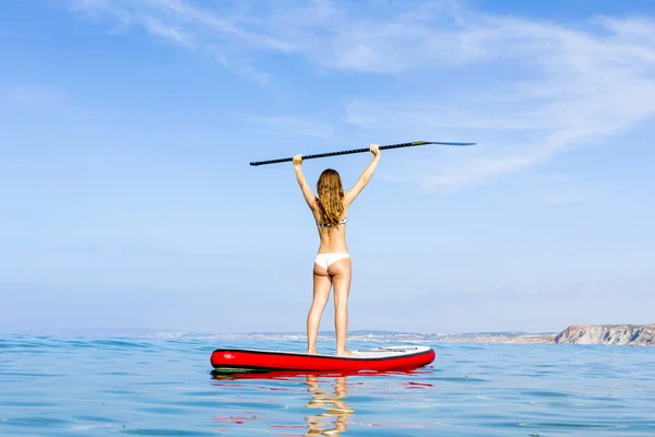 Szczęśliwa kobieta nauki paddle surf — Zdjęcie stockowe