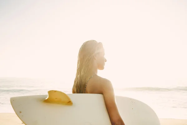 Kadın bir gün sörf sonra onun surfboard ile — Stok fotoğraf