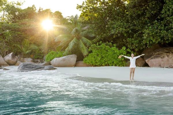 En vacker kvinna i paradiset — Stockfoto