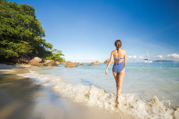 Una hermosa mujer caminando por la playa —  Fotos de Stock