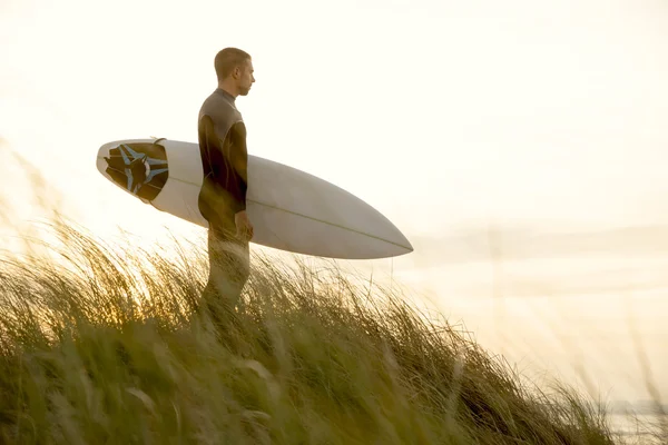 Surfer στους αμμόλοφους ψάχνει για τα κύματα — Φωτογραφία Αρχείου