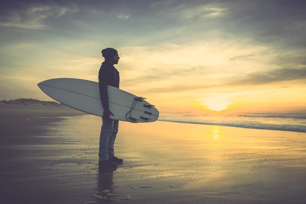 Um surfista olhando para as ondas — Fotografia de Stock