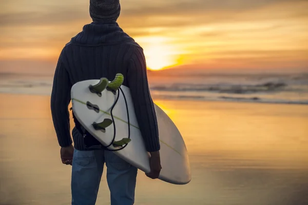 Un surfeur regardant vers les vagues — Photo