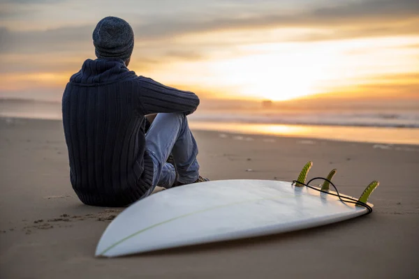 Un surfista mirando a las olas —  Fotos de Stock