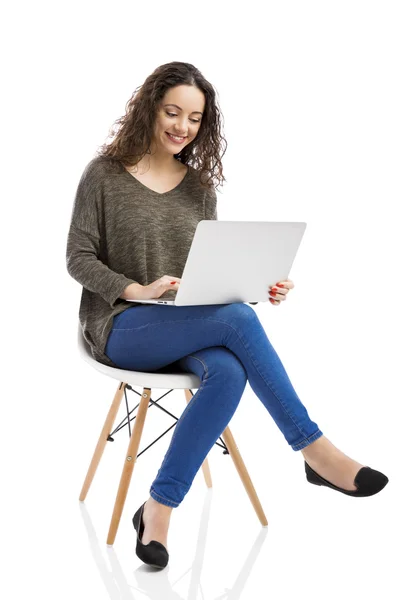 Женщина, работающая с ноутбуком — стоковое фото