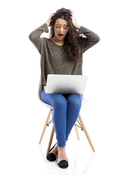 Vrouw die met een laptop werkt — Stockfoto