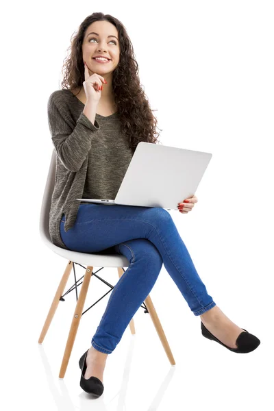 A laptop dolgozó nő — Stock Fotó