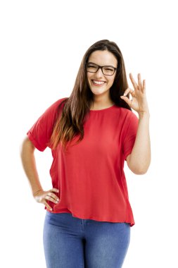 Gülümseyen ve ok işareti el hareketi kadın