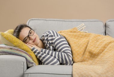 evde kanepede yatan kadın 