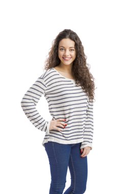 Güzel kadın kameraya bakıyor. 