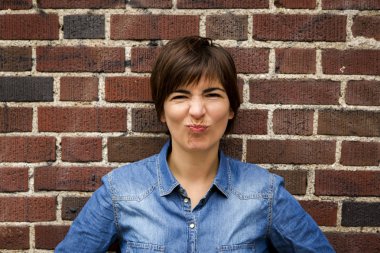 Güzel kadın mutlu bir ifade ile 