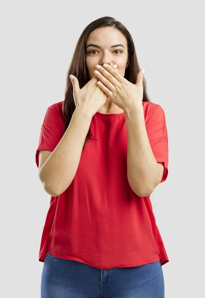 Krásná žena s rukama na ústa — Stock fotografie