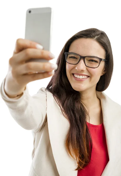 그녀의 휴대 전화와 함께 selfie를 만드는 여자 — 스톡 사진