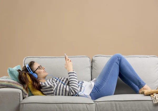 Femme écouter de la musique à la maison — Photo