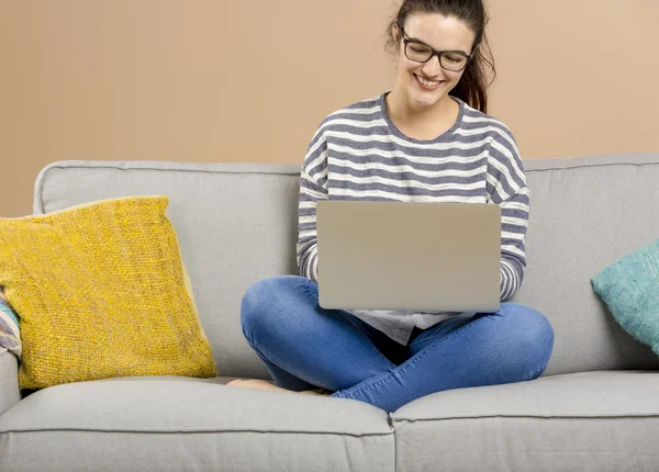 Mujer usando el ordenador portátil en casa — Foto de Stock