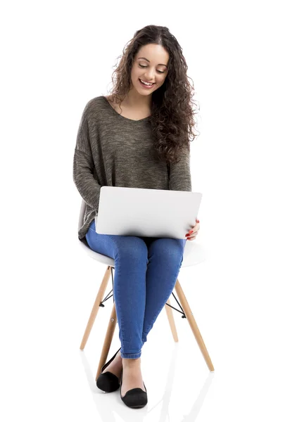 Mulher trabalhando em um laptop — Fotografia de Stock