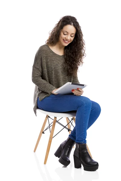 Mulher trabalhando com um tablet digital — Fotografia de Stock