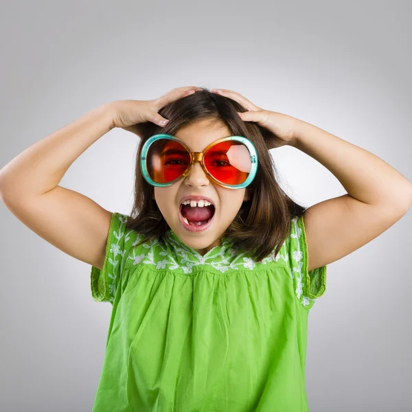 Chica feliz con gafas de sol divertidas — Foto de Stock