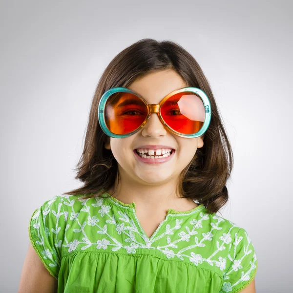 Menina feliz usando óculos de sol engraçados — Fotografia de Stock