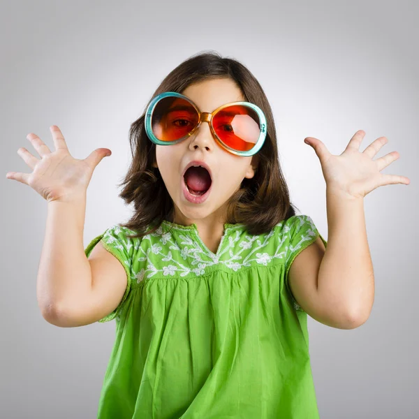 Flicka bär roliga solglasögon — Stockfoto