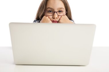 küçük kız bir laptop ile çalışma