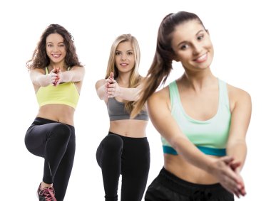 Atletik kızlar grup egzersizleri yapma