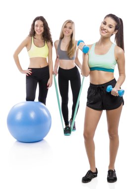 Spor salonunda güzel atletik kızlar