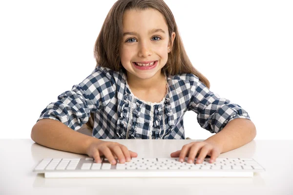 Девочка, работающая с компьютером — стоковое фото