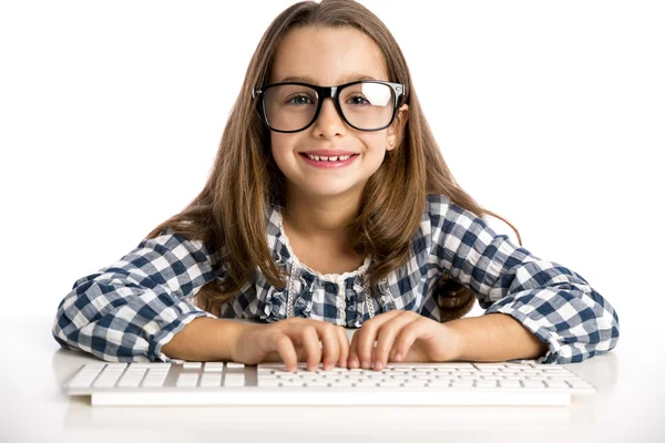 Niña trabajando con una computadora — Foto de Stock