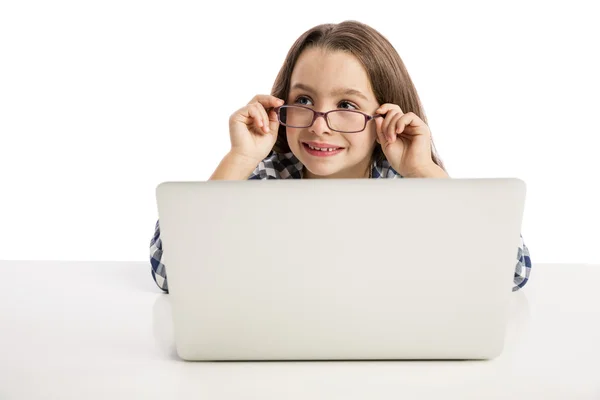 Dziewczynki pracuje z laptopa — Zdjęcie stockowe