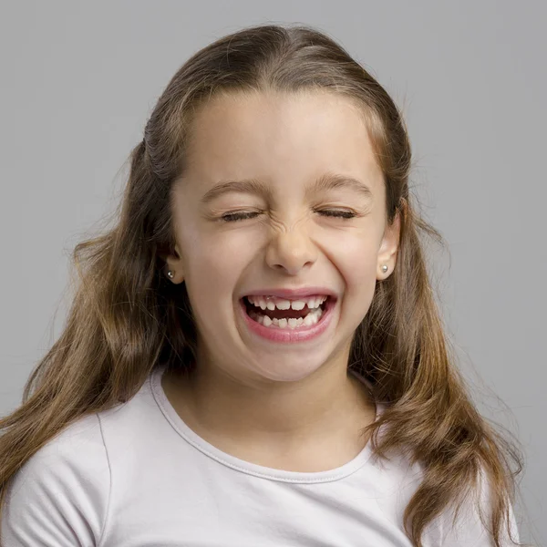 Kleines Mädchen mit einem lachenden Gesichtsausdruck — Stockfoto