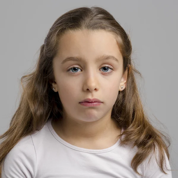 Menina tenente fazendo uma expressão triste — Fotografia de Stock