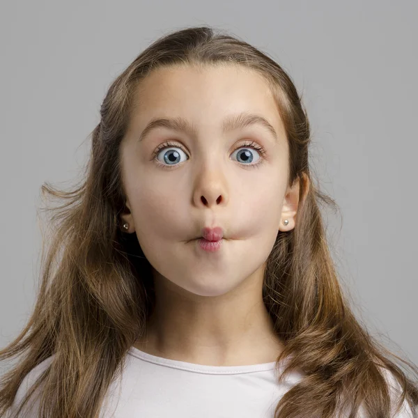 Menina fazendo uma expressão engraçada — Fotografia de Stock