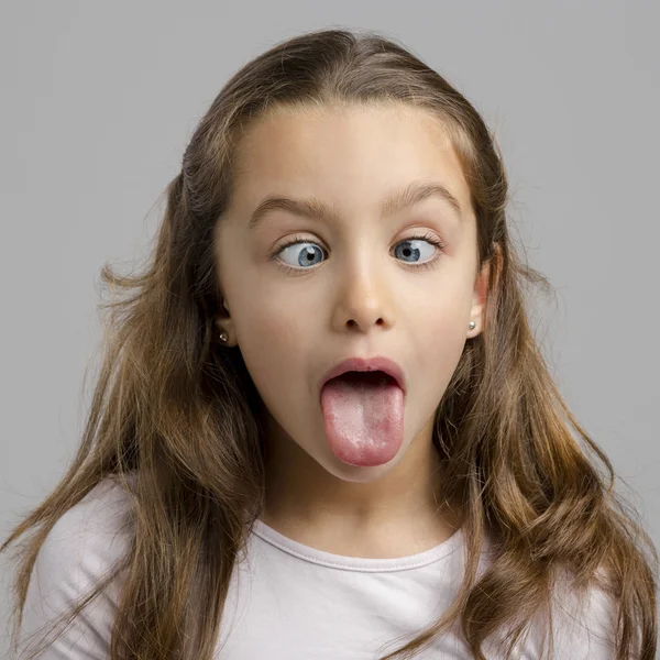 Menina fazendo uma expressão engraçada — Fotografia de Stock