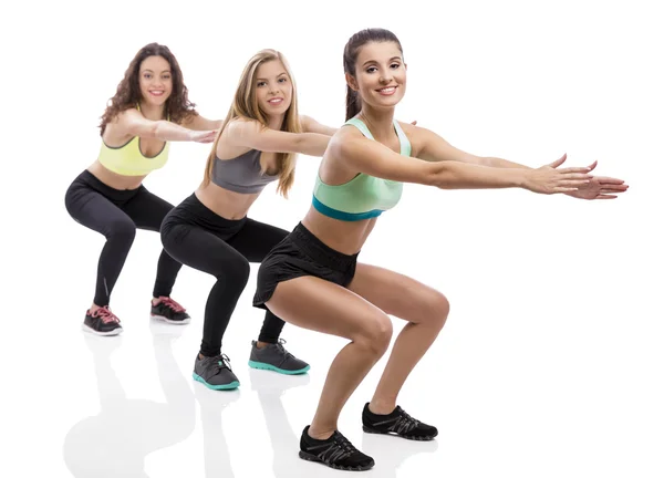 Atletische meisjes maken groep oefeningen — Stockfoto