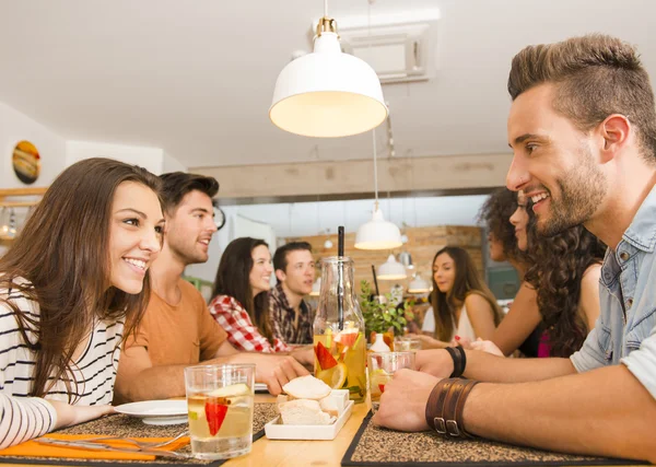 Friends lunching at the restaurant — Stock Photo, Image